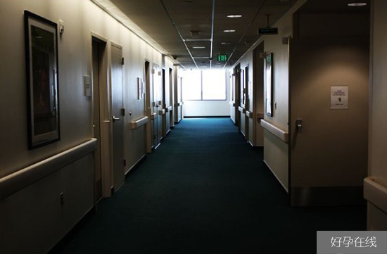 病房内部的走廊